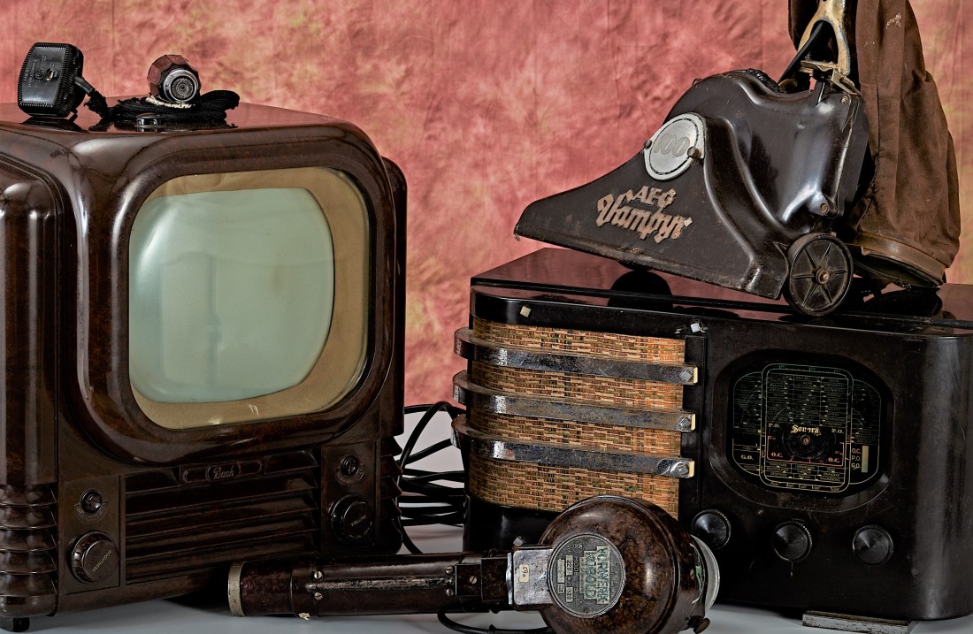 Fernseher, Radio, Staubsauger und Kopfhörer aus dunkelbraunem Bakelit