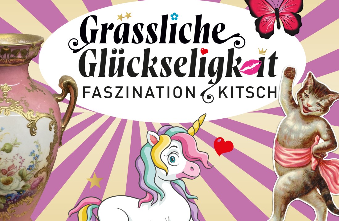 Blick in die Ausstellung mit altem Werbeplakat zu Lautsprechern, daneben in einer Vitrine dieselben Lautsprecher als Objekt aus Bakelit