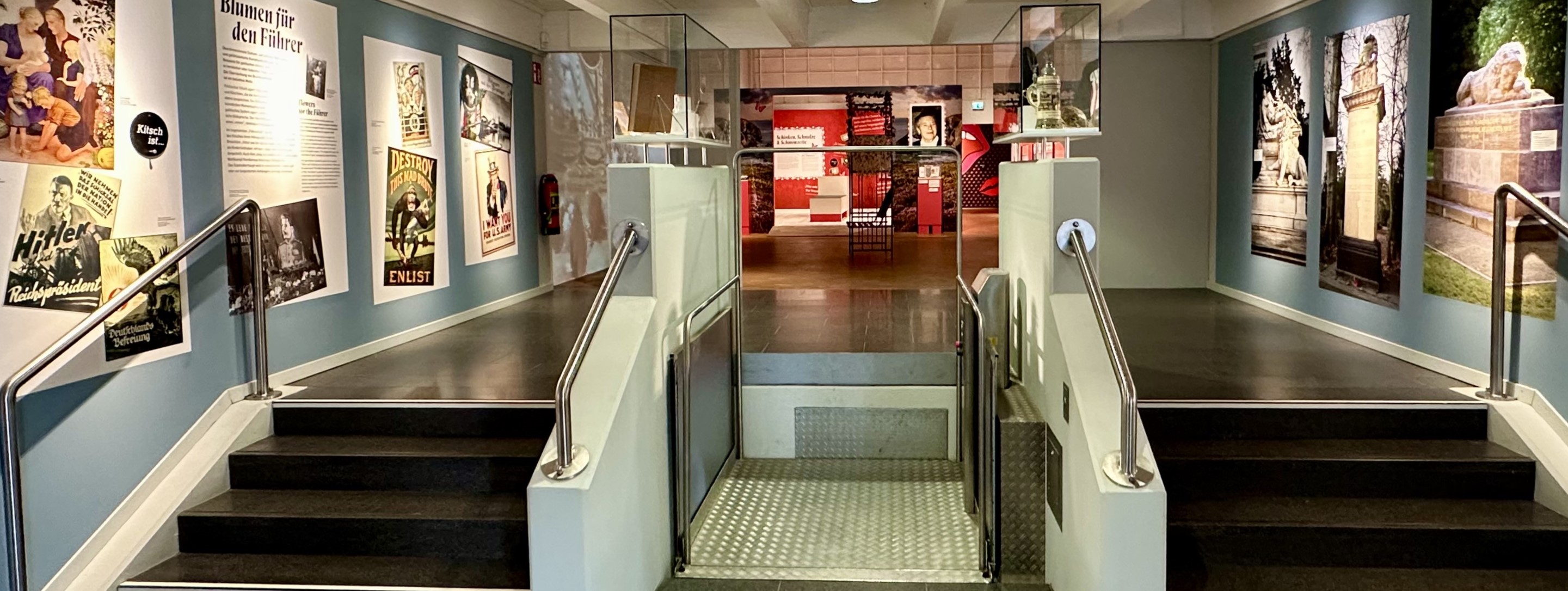 Rampe neben einer Treppe in der Sonderausstellung Kitsch - Grässliche Glücksseligkeit.