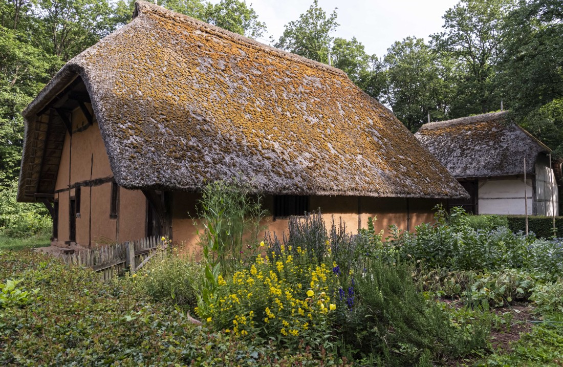 braunes Fachwerkhaus mit tiefgezogenem Dach