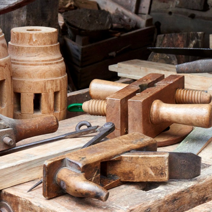 Werkzeuge eines Stellmachers und Radnaben aus Holz