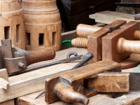 Werkzeuge eines Stellmachers und Radnaben aus Holz