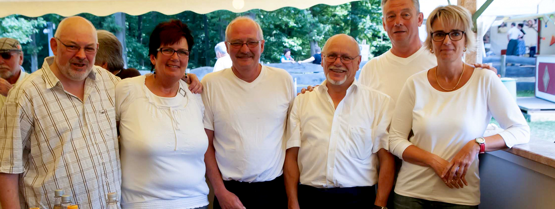 Gruppen von Frauen und Männern in weißen T-Shirts