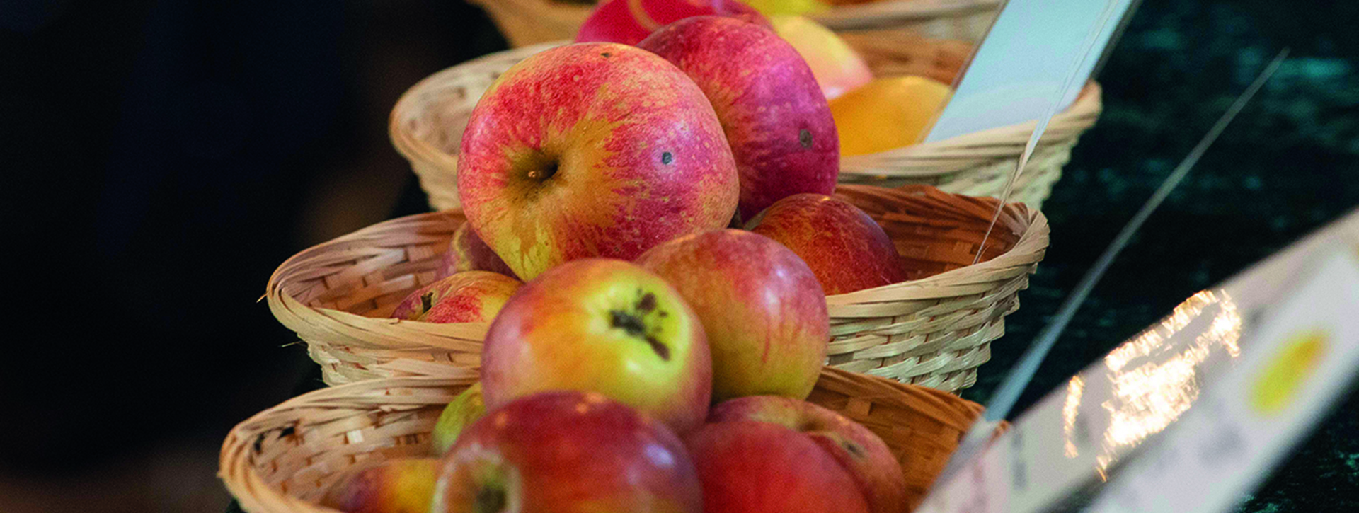 Viele Äpfel in Körben