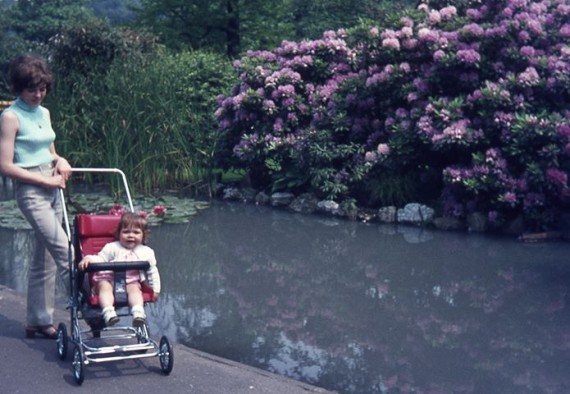 Foto aus dem Jahr 1970 mir Frau mit Kinderwagen und Kind 