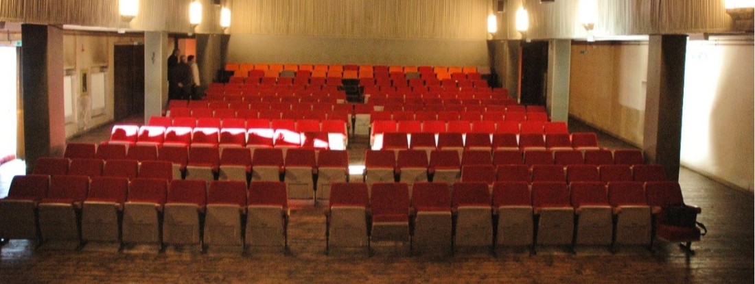 Kino mit roter Bestuhlung