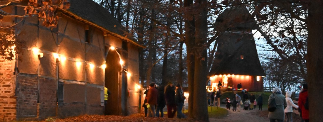 Beleuchtetes Museumsgelände