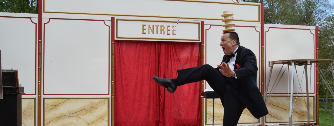 Artist mit Tassen auf dem Kopf