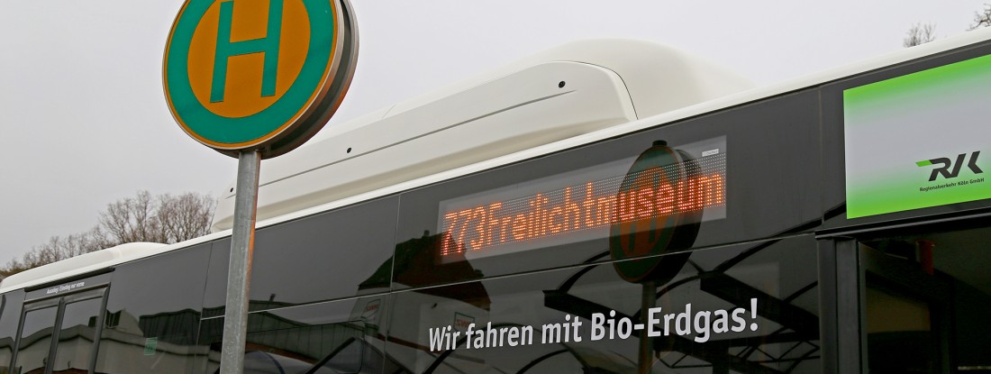 Bushaltestelle mit Bus der Linie 773