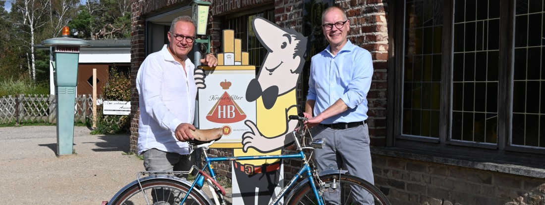zwei M&auml;nner und ein altes Fahrrad