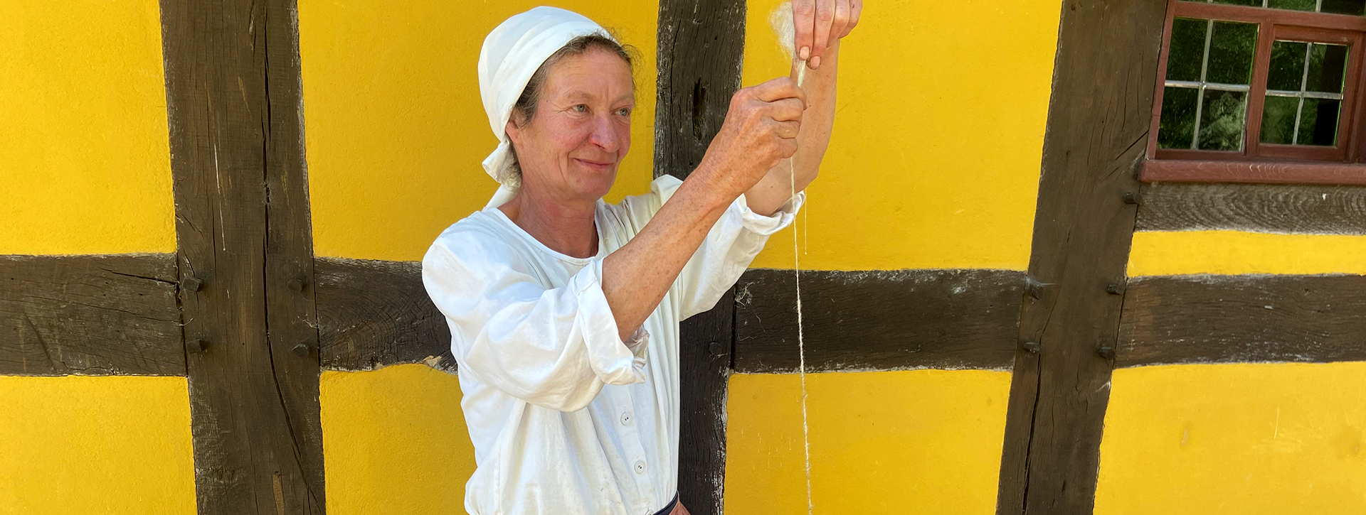 Frau mit Handspindel