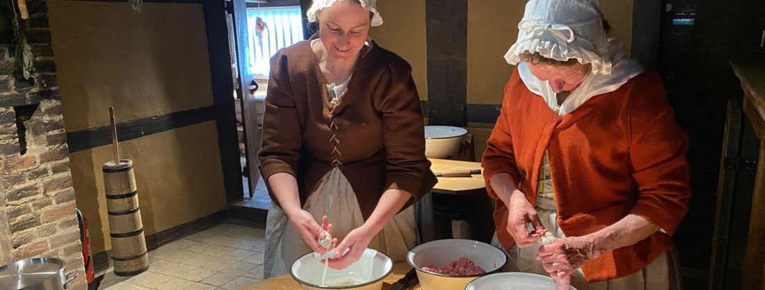 Frauen machen Würste