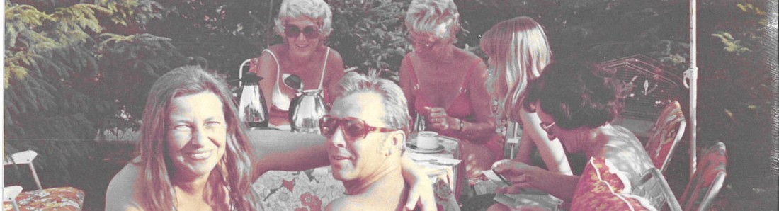 Menschen im Sommer an einem Tisch