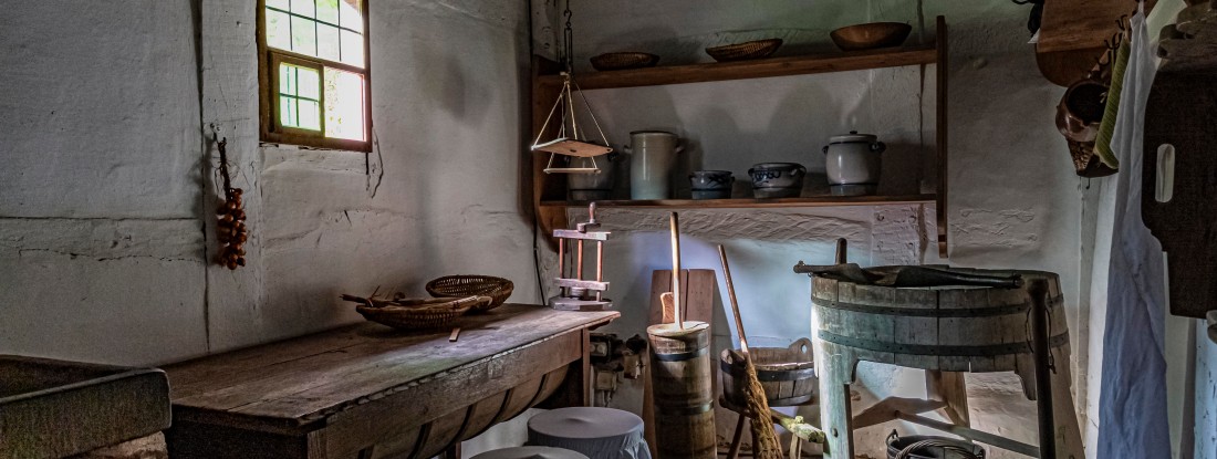 Blick in Küche mit historischen Objekten
