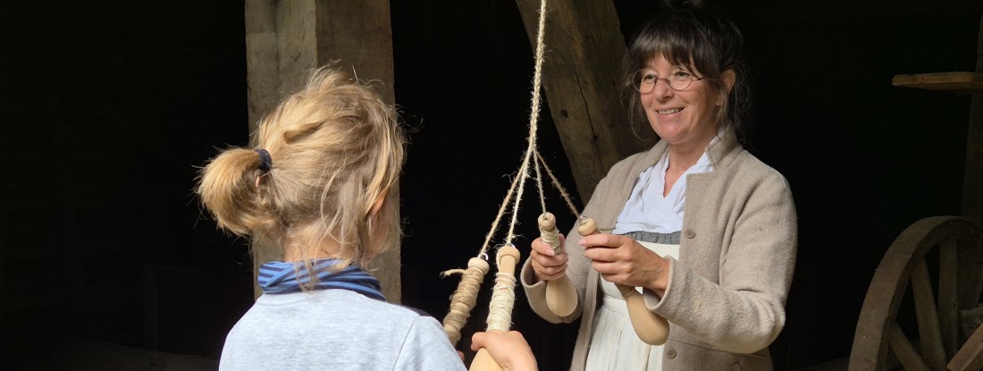 Frau und Kind beim Tundeln