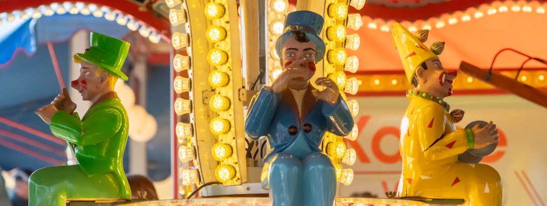 Clownfiguren auf einem Karussel