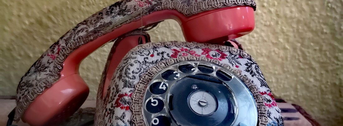 Telefon mit kitschigem Bezug