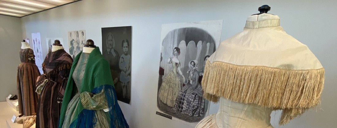 Historische Kleider in Vitrine