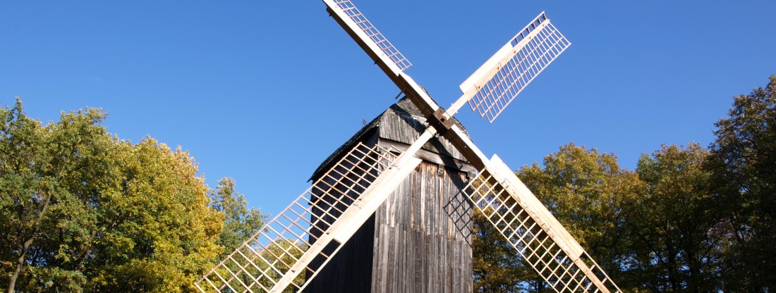 Mühlenflügel vor blauem Himmel
