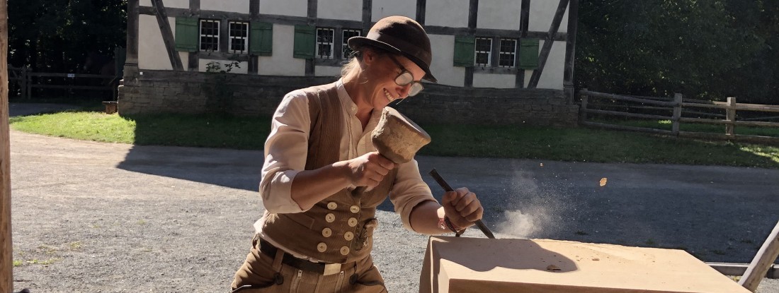 Steinmetzin bearbeitet Stein