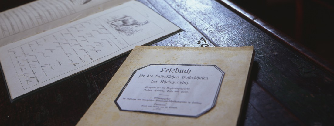 Schreibhefte auf Pult
