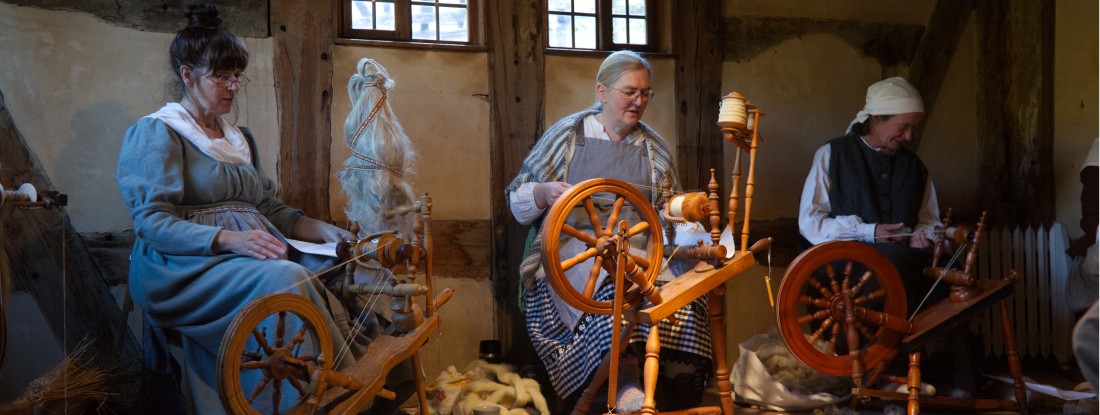 Frauen mit Spinnrädern