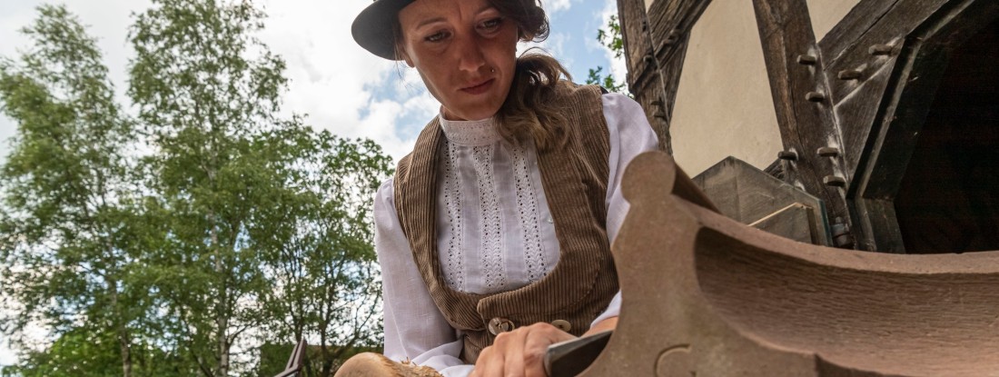 Frau bearbeitet Stein mit Meißel