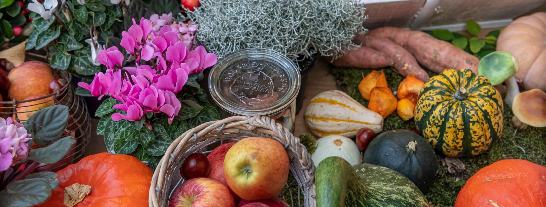 Obst und Gemüse auf Strohballen