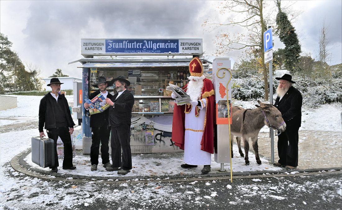 Weihnachtsmann mit anderen Personen und Esel vor einem Kiosk