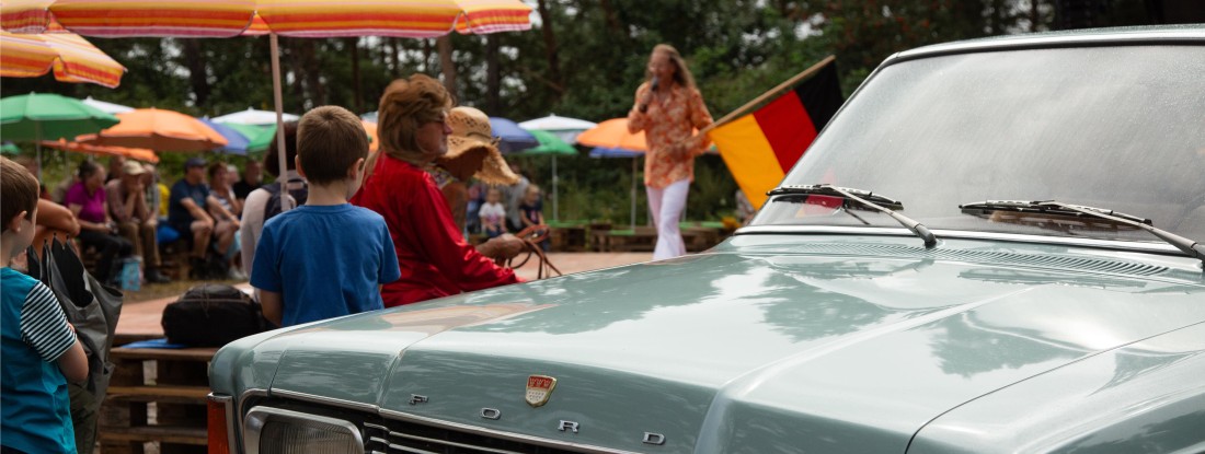 Auto im Hintergrund Menschen beim Tanzen