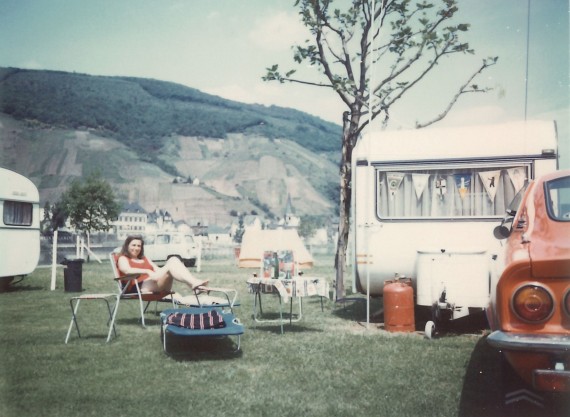 Historisches Foto mit Campingplatz und Wohnwagen. Privates Foto von Familie Geuer aus dem Jahr 1972.
