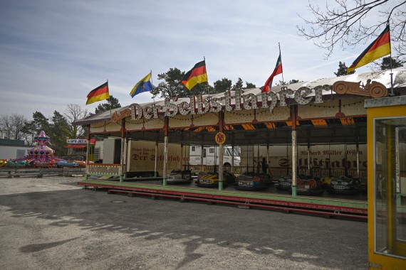 Der Autoscooter "Der Selbstfahrer" und im Hintergrund der "Ufo-Jet". Zwei Fahrgesch&auml;fte mit viel Geschichte.