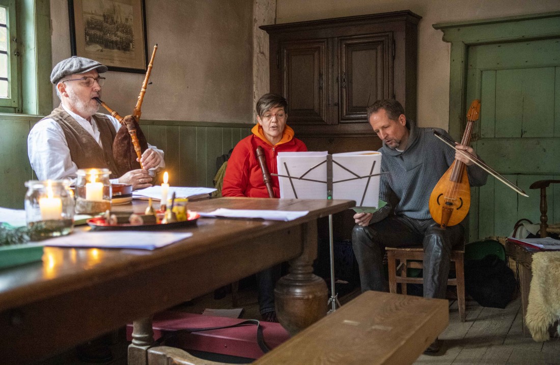 Musiker bei Kerzenlicht in einem Bauernhaus 