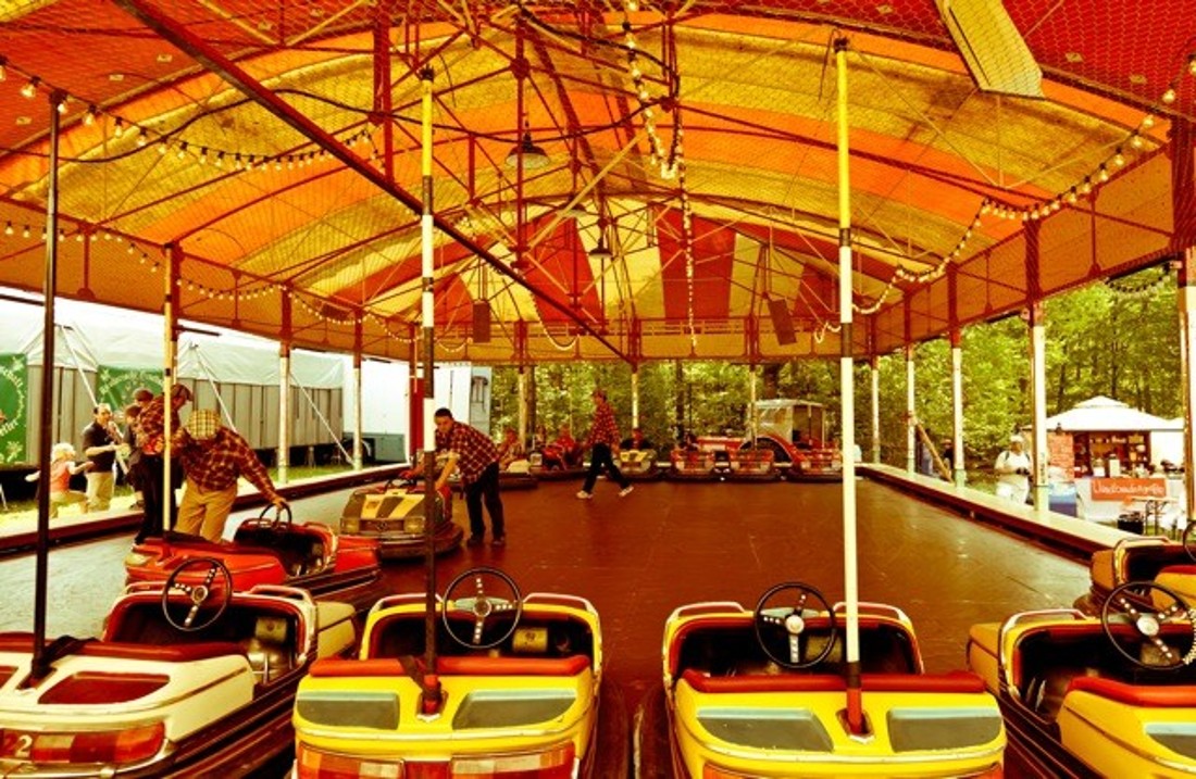 Halle mit altem Autoscooter