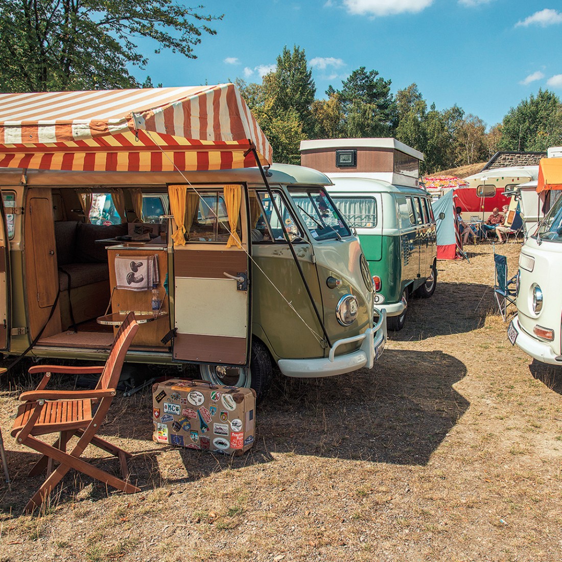 Alter VW-Bus auf einem Campingplatz
