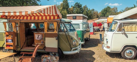 Alter VW-Bus auf einem Campingplatz