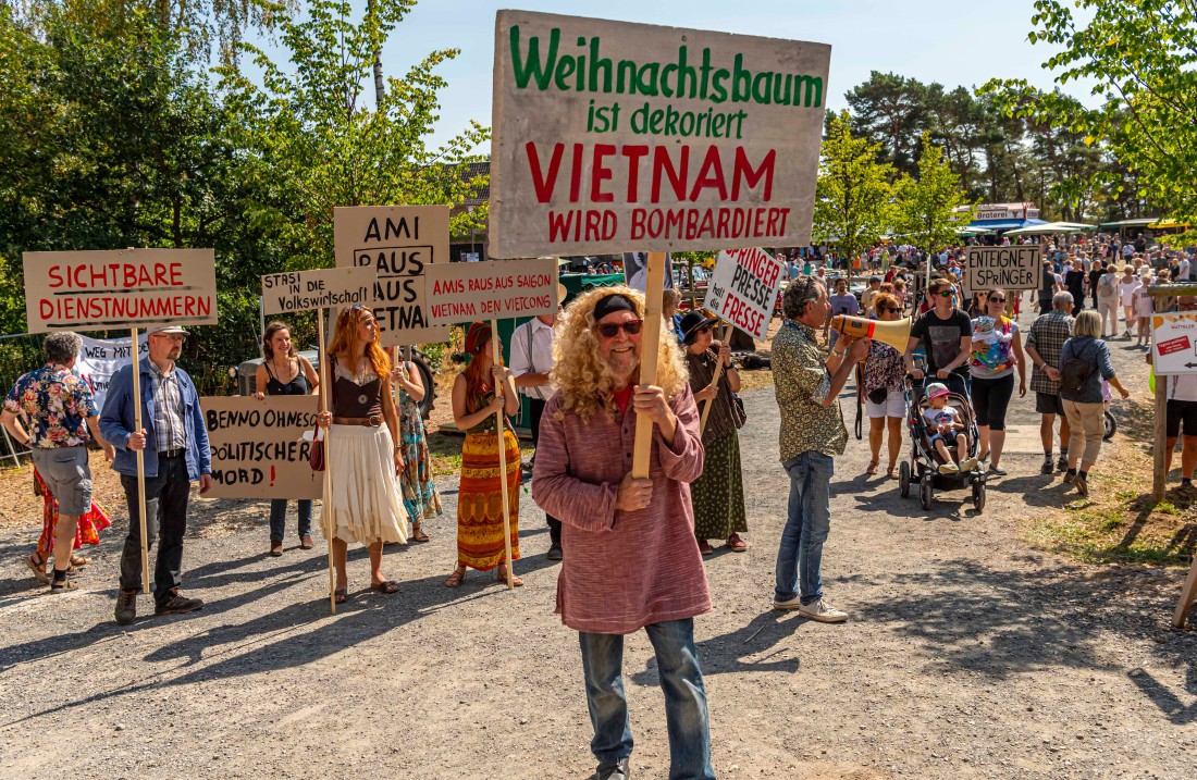 Demo wie im Jahr 1968 mit Schildern und Sprüchen gegen den Vietnamkrieg
